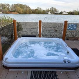 Rachels Luxury Tattershall Hot Tub & Fishing Retreat, hotel in Tattershall