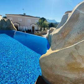 Calpe Casa adosada entorno playa y montaña tranquilidad relax jacuzzi piscina wifi aire jardin barbacoa y parking, hotel din Calp