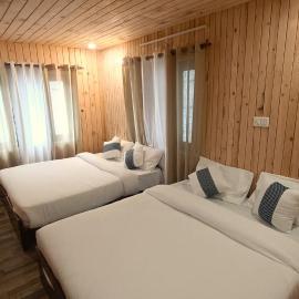 Hotel Himalayan – hotel w mieście Madheso