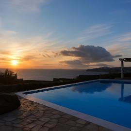 Stylish Mykonian apartment Semi-Private huge Pool، فندق في Houlakia