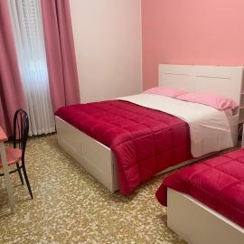aeroporto room1, hotel in Azzano San Paolo