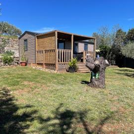 Mobil-home en pleine nature à 3 mins du Lac du Salagou avec vue panoramique: Lacoste şehrinde bir otel