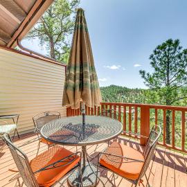 Walk to Dtwn Ruidoso: Mtn-View Condo w/ Pool!: Ruidoso şehrinde bir otel