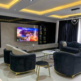 Posh Waterfront 3bedroom, 24hrs light, Netflix, PS 5, Snooker, Swimming pool in Lekki Luxury Flats, Admiralty Way, Lekki Phase 1, hôtel à Araromi