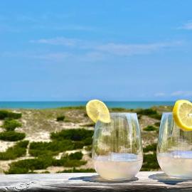 Oceanfront 4 Bedroom Salvo Sandcastle Hot Tub, ξενοδοχείο σε Salvo
