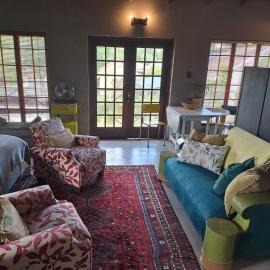 A cozy, artistic suburban-stay at Alice in Africa, hotel in Rooihuiskraal