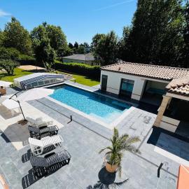 Chambre cosy cadre idyllique option spa, sauna , piscine, hotell i Castelsarrasin