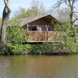 Luxe glamping tenten aan het water, hotel v destinaci Wommels