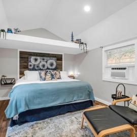 Romantic King-Bed Couples Cabin Lake Lure, hotel in Lake Lure