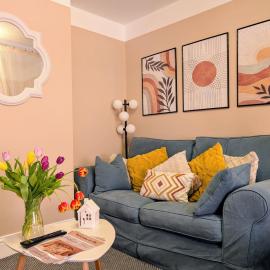 Peacehaven Retreat - Studio 4 minutes from the beach! Pet friendly!, hotel u gradu Vejmut