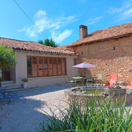 Peaceful unique gite in the countryside، فندق في Javerlhac-et-la-Chapelle-Saint-Robert