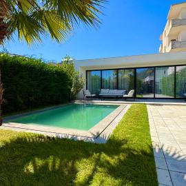 White Beach Villa 2 - Luxury, хотел в Велипоя