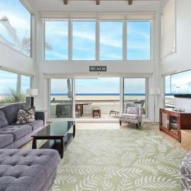 Spacious Oceanfront Home Near Newport Pier, hotel in Newport Beach
