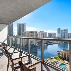Coastal Luxe Residences - Premium Suites with Pool and Water Views, hotel in Hallandale Beach