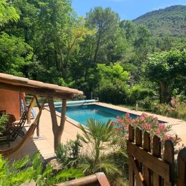 Mas ancien dans la nature, piscine privée, chauffé de mois d'avril