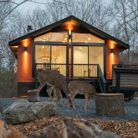 Modern Retreat Poconos 3BR Fire Pit Skiing, hotell i East Stroudsburg
