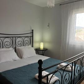 Lovely 1-bedroom apartment in front of sandy beach, hotel a Monemvasia