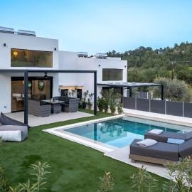 Topaz Suites with Private Pool - Pefkohori Halkidki, hotel in Pefkochori