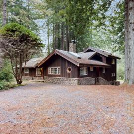 Little River Retreat- Dog Friendly with Grill
