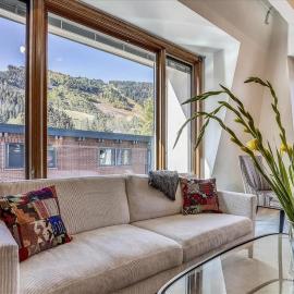 Lovely Aspen Condo with Mountain Views & Hot Tub, hotell i Aspen