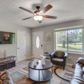 11 Mi to Beaches: Peaceful Foley Home w/ Yard, hotel en Foley