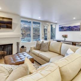 Stunning Ski In-Ski Out Condo with Pool & Hot Tub, hotel sa Aspen