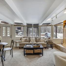 Deluxe Condo with Big Windows Downtown Aspen: Aspen'de bir otel