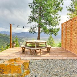 Balcony & Patio w/ Mtn Views! Bonners Ferry Escape、ボナーズ・フェリーのホテル