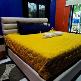 Mini Casa azul con generador electrico y parqueo, hotel u gradu 'Puerto Barrios'