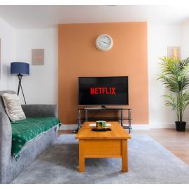 Central 2-Bedroom Apartment - Sleeps 5 - Near Beach & Attractions