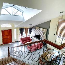 JResidences - 5 Bedrooms Cozy Home, hotel di Bacolod