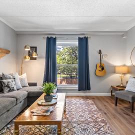 Famous MUSIC ROW 1 Bedroom Condo with FREE Parking and Pool, hotel in Nashville