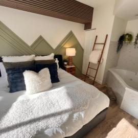 Three Peaks Getaway Jacuzzi Suite - sleeps 4