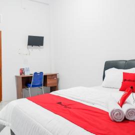RedDoorz Plus at Hotel Lestari Karema Mamuju, hotel di Mamuju