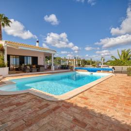 Luxury Villa Lge Pool Hot Tub Beach, Hotel in Falfeira