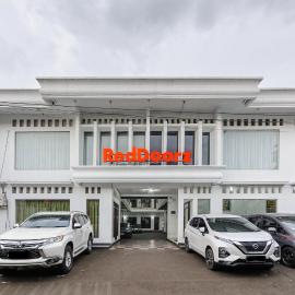 RedDoorz Syariah near Taman Air Mancur Bogor, hotelli kohteessa Bogor