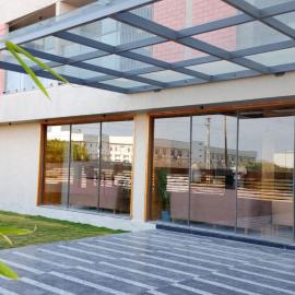 The Blues Hotel, hotel em Chharodi