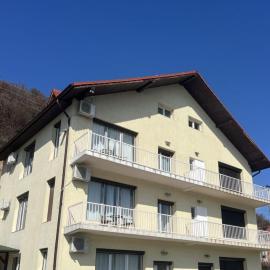 Riviera 990 Chalet, hotel din Ogradena Nouă