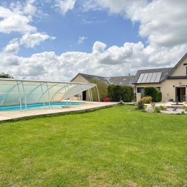 Country House with swimming pool, hotel Épeautrolles városában