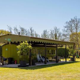Unique & Comfy Remodelled Railway Carriage, hotel in Birdham