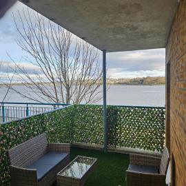 Spacious Riverfront Apartment, hotel in Pennyburn