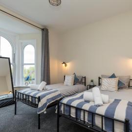 Victoria Cottage Seaside - Spacious 4-BR in Bognor Regis,close to Beachfront & 2 minutes from Butlins Holiday Camp,contractor friendly, families, business travellers, hotel in Felpham