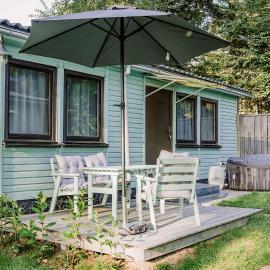 Viesnīca Ferienhäuser Insel Usedom Waldhaus 3 mit Whirlpool - Direkt am Achterwasser pilsētā Lütow