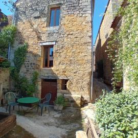 Maison de la Ruelle dans la Bastide de Domme Périgord Vallée de la Dordogne، فندق في دوم
