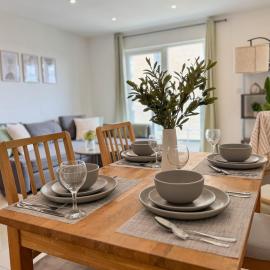 Lakeside Retreat - Spacious 1BR - Peaceful Base Near Wembley, hotel in The Hyde