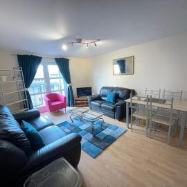 3 Bed Flat - Sleeps 6 - Parking - Wifi