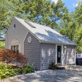 Cozy Waterfront Cottage - Sleeps 4, hotel en Warwick