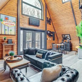 9 Mi to Big Boulder Mtn: A-Frame Cabin w/ Hot Tub, hotel in Albrightsville