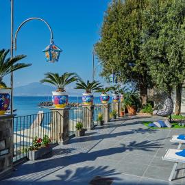 Villa De Luca - Luxury villa with terrace and Jacuzzi by the sea, hotel in Vico Equense