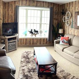 Gorgeous 1st FL Mtn View Jiminy Suite Sleeps 4 Ski On Off, hotel in Hancock
